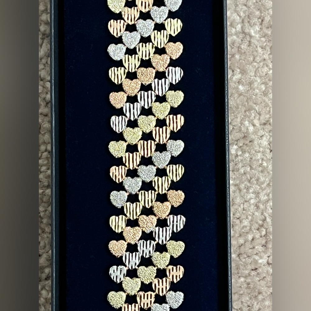 Beautiful Danbury Mint heart bracelet. Gold, silver and rose gold tones. - Picture 6 of 11